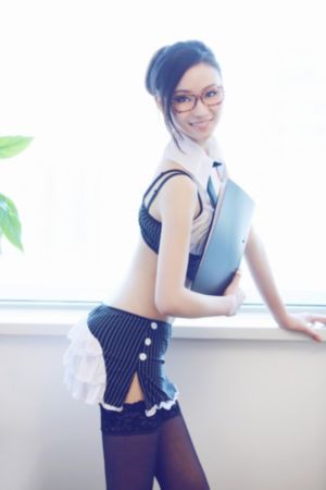 美女扒開胸露出奶頭親吻圖片_DVD高清在線觀看